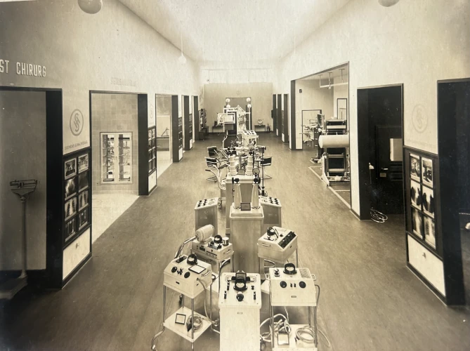 Photo of the interior of the educational pavilion at the International Health Exposition in Dresden